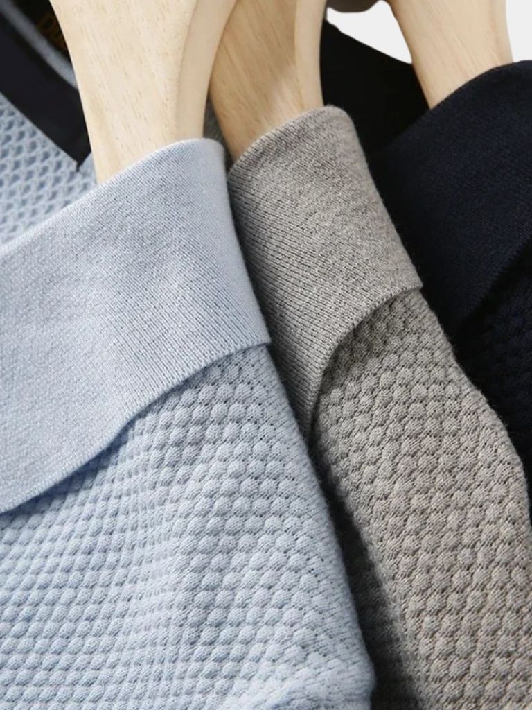 Jonas | Marineblauwe polo met open kraag
